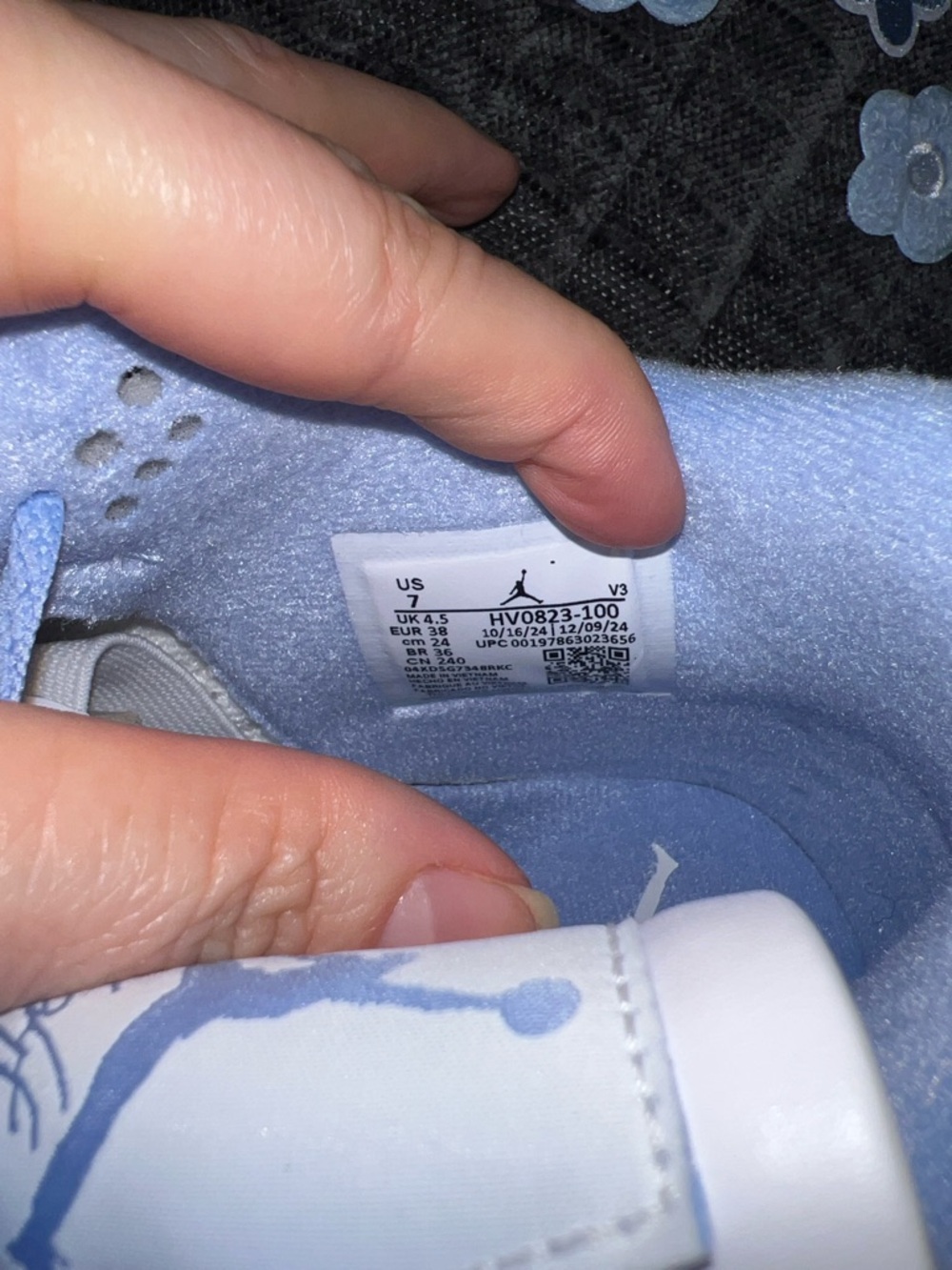 Limited Edition Women’s Air Jordan 4 Retro “Forget Me Not” - Picture 6 of 9
